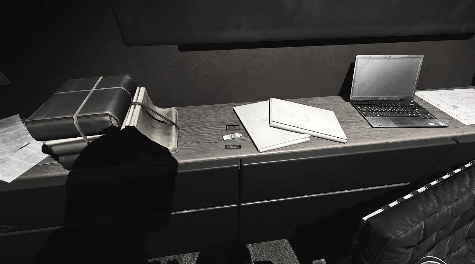 Флешка на столе около папок